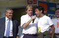 J.P.RAFFARIN-ecoute-une-imitation-de-Jacques-CHIRAC-sur-le-podium